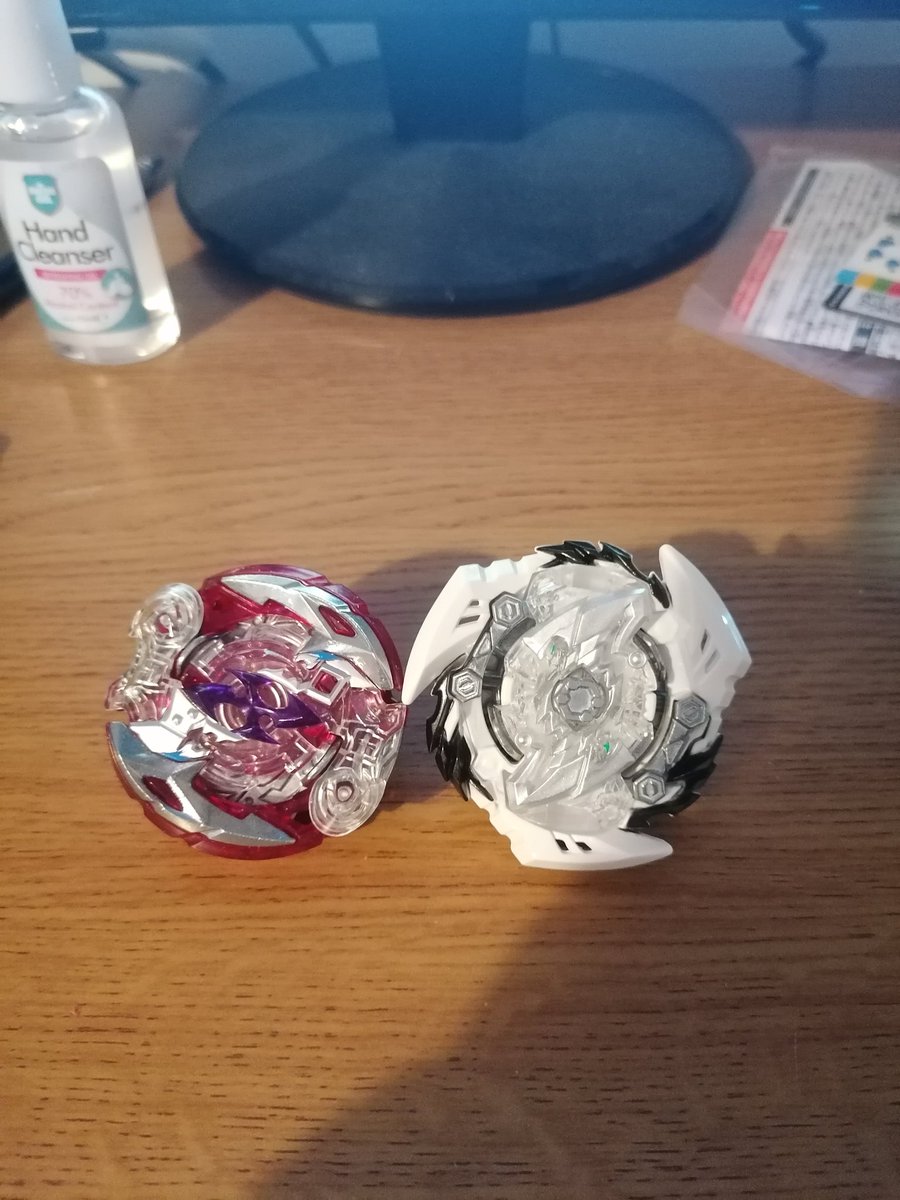 RazzorC92's tweet photo. Got these to beauties today they are the Korean version #beyblademetalfusion #beybladeburstturbo #beyblade #beybladegt @SGF_Mr_LT https://t.co/iyJcqmjgh6