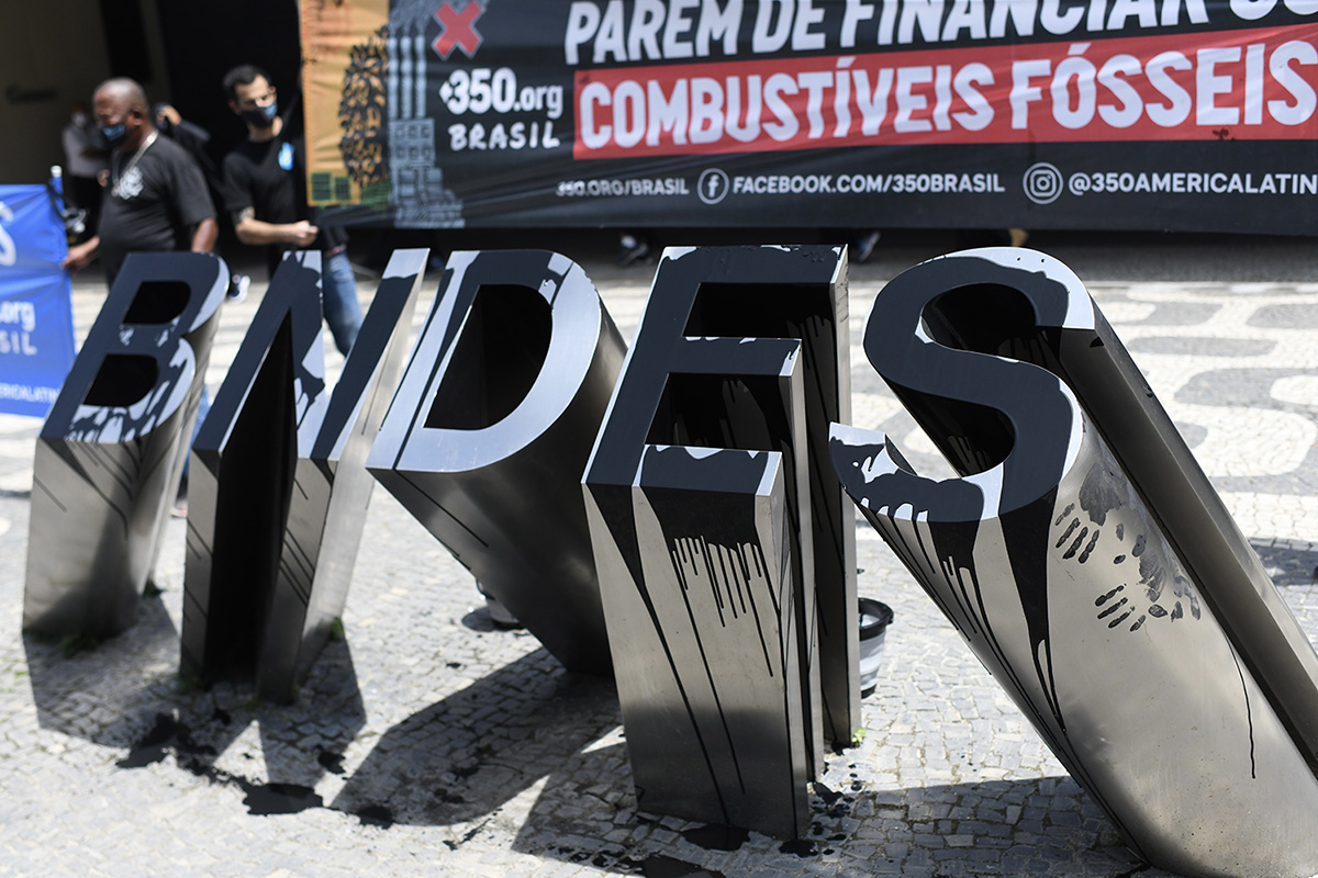 350's tweet image. In Rio de Janeiro, 350 Brazil and fishermen from AHOMAR have a message for @bndes, which financed more than R$90 billion in fossil fuel projects in the last 10 yrs. Public money must be used to support people! Stop financing polluters! We want a #JustRecovery #FinanceInCommon2020