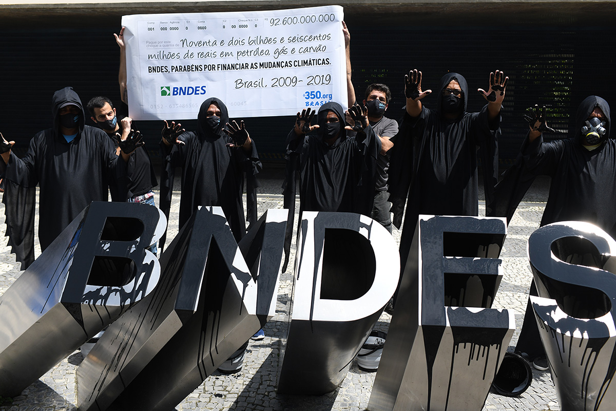 350's tweet image. In Rio de Janeiro, 350 Brazil and fishermen from AHOMAR have a message for @bndes, which financed more than R$90 billion in fossil fuel projects in the last 10 yrs. Public money must be used to support people! Stop financing polluters! We want a #JustRecovery #FinanceInCommon2020