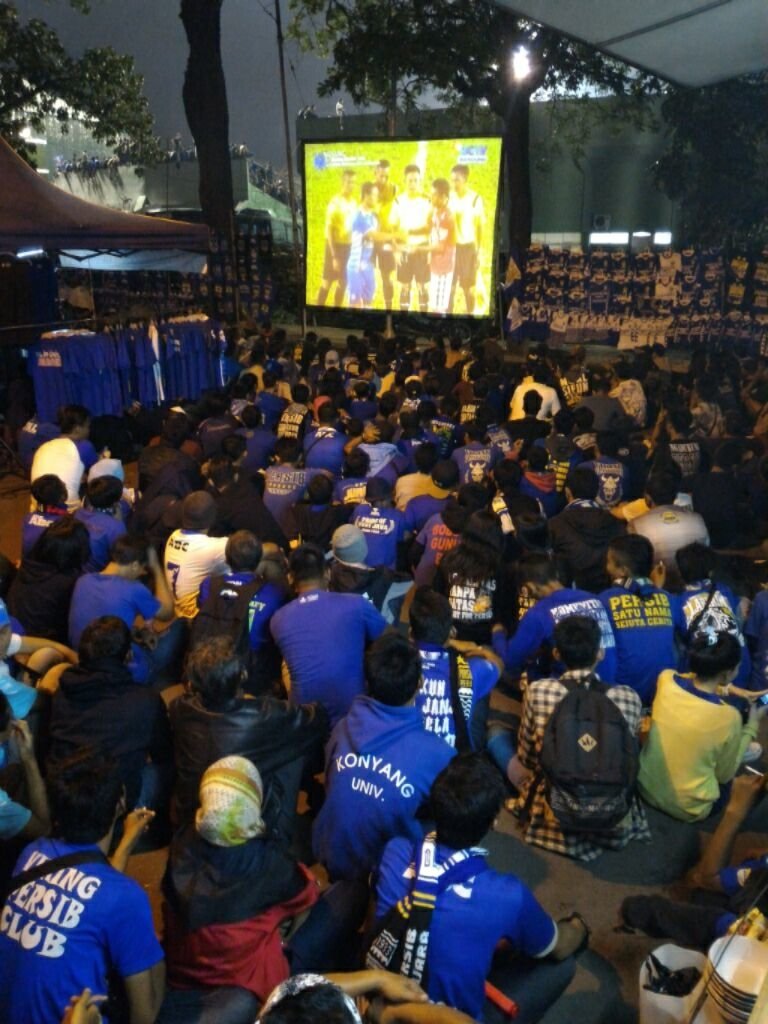 JawaraLIGINA95's tweet photo. Kokoreh poto, Ohop deui, ieu pas lawan naon nyak?
motona ti mobil indomaret asanamah...
Sono, Siliwangi hareup, beres hujan, seungit suuk & jagong kulub, bala2 panas karek diangkat, tukang cuanki na pancina aya bungkus Indomie ngajejer...hiliwir haseup garpit.
#stdsiliwangi https://t.co/RflKd4O4hT