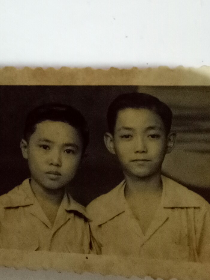 feraping's tweet photo. Twitter please do your magic
Ini foto lama ayahku, Yoe Ik (kiri) bersama sahabatnya, Lo Keng (kanan) Dulu tinggal di Pekalongan. Bila ada yang mengetahui keberadaannya, tolong maukah Anda berkenan menghubungi saya, atau RT tweet ini. Semoga kedua sahabat ini dapat bertemu lagi https://t.co/bQ3ArB5O6X