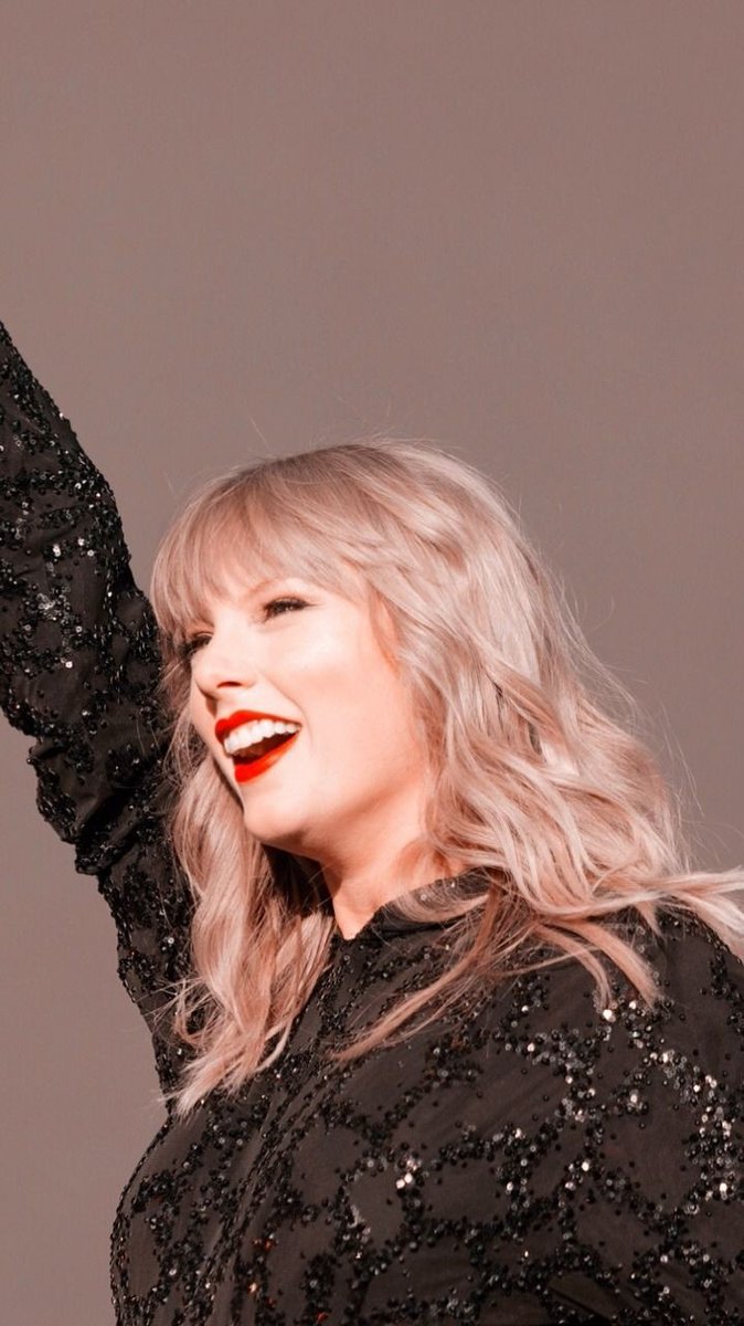Fioreswift13x1's tweet image. #SabiasQue La canción &quot;Delicate&quot; nació cuando Taylor se dio cuenta de que su reputación &quot;falsa&quot; podría tener un impacto real si llevara a alguien a quien ella quería en su vida a decidir no conocerla.

I’m voting for Taylor Swift for Artist of the Year at the #AMAs