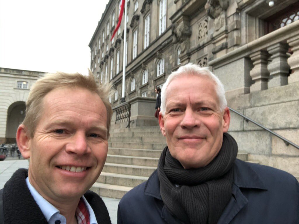 jesper_fisker's tweet photo. Tak for godt foretræde for i sundheds- og ældreudvalget. Håber vores tre bud på at lukke huller i #planModTobak faldt i god jord. Cigaret-pakker skal nemlig ikke ligne kulørt slik - hverken udenpå eller inden i pakken!
#PlanModTobak #dkpol #sundpol https://t.co/eLHM0D2T4P