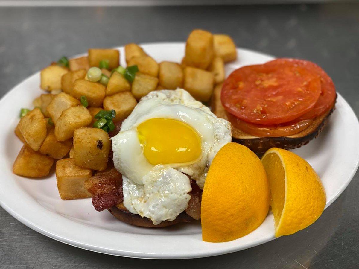 oldeangelinn's tweet photo. Good morning friends!
Come on down to The Angel and enjoy one of our tasty breakfast sandwiches!

Serving Breakfast from 9:30am - 11am

#Breakfast #AngelInn #NOTL #SupportLocal #StaySafe #StayHealthy #StayFull https://t.co/EWccDYBPEa