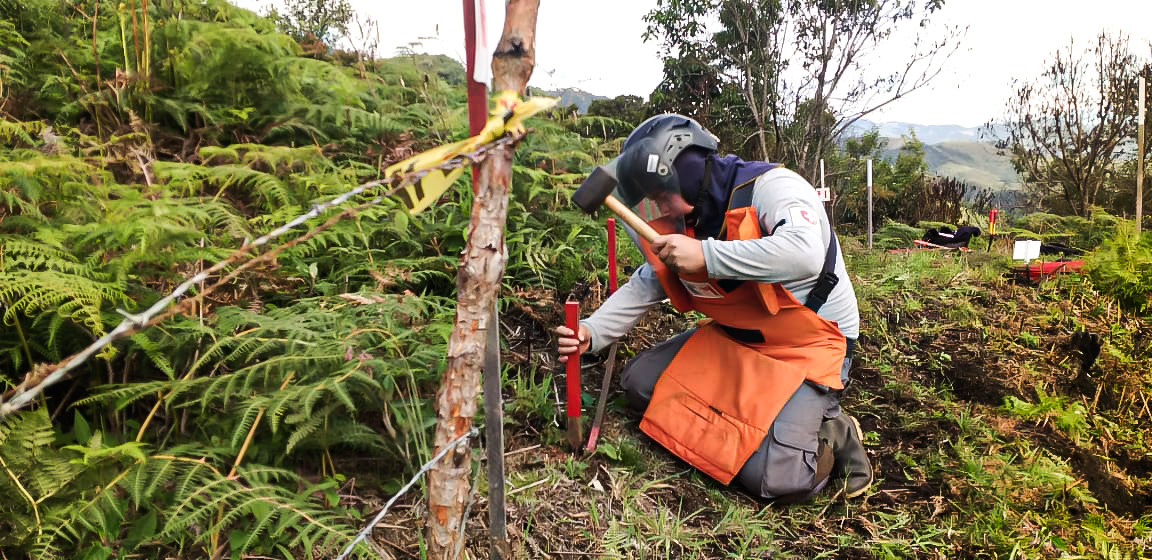 Mine clearance operator in Colombia @Col_SIN_minas