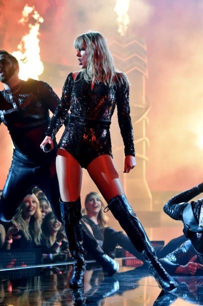 Fioreswift13x1's tweet image. #SabiasQue Taylor y Jack inventaron el puente en &quot;Look what you made me do&quot; porque querían reflejar la llamada telefónica que Taylor tuvo con Kanye West.

I’m voting for Taylor Swift for Artist of the Year at the #AMAs