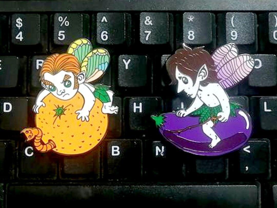 RussiandollRita's tweet photo. How cute are those Fruit Flies?! Hux and his Millie 🤣 and sad Kylo with his saber twig 😆 @aldonsanp has done it again! 

#starwars #kyloren #KyloRen #kylo #fairypin #starwarspins #disneyfantasypin #kylux #starwarssale  #bensolo #kylopin #kylorenpin #generalhux #Hux #adamdriver https://t.co/oDYGLi3QU7
