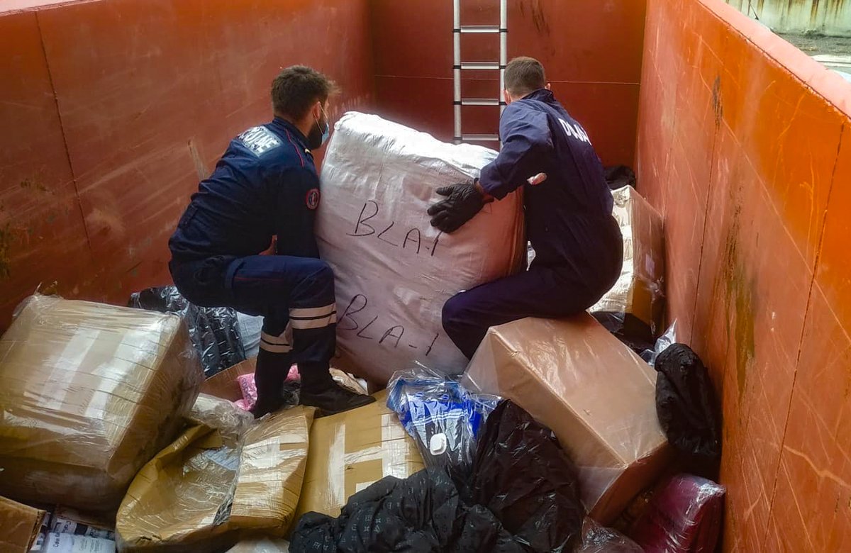 douane_france's tweet photo. 📣Vaste opération de destruction de #contrefacons par les collègues de #SaintEtienne !
👉 37 737 articles (textile, maroquinerie et chaussures)
👉 d'une valeur estimée à 17 millions d'euros sur le marché légal
👉 27 marques concernées https://t.co/e6HdzDotbZ
