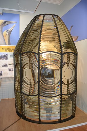 LesleyScott_NB's tweet photo. @MuseumsGalScot @coastalmuseumel has a HUGE light! #LighhouseLens #StevensonEngineers https://t.co/w5YkThctMv
