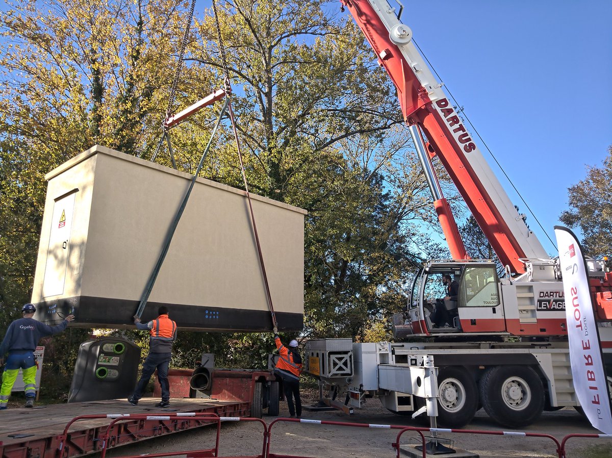tarnfibre's tweet photo. Installation du 12ème NRO de @tarnfibre à St-Sulpice-La-Pointe.
Ce NRO servira 12 Communes soit plus de 6900 logements et entreprises sur 2 Com.Communes.

Un déploiement par @SFR_FTTH pour tous les tarnais d'ici fin 2022.
La fibre du #Tarn avance ! https://t.co/IgnOZ2r11H