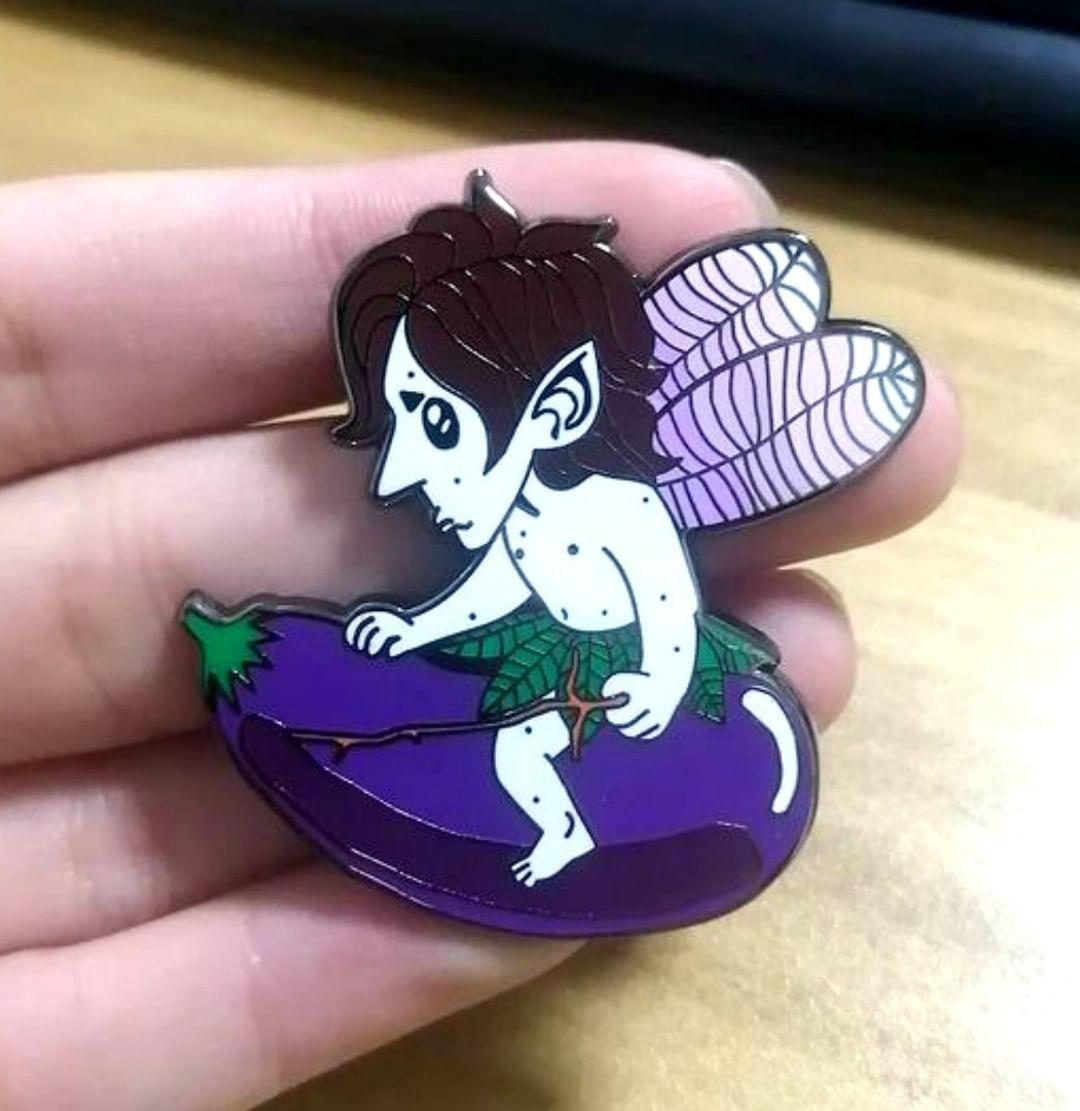 RussiandollRita's tweet photo. How cute are those Fruit Flies?! Hux and his Millie 🤣 and sad Kylo with his saber twig 😆 @aldonsanp has done it again! 

#starwars #kyloren #KyloRen #kylo #fairypin #starwarspins #disneyfantasypin #kylux #starwarssale  #bensolo #kylopin #kylorenpin #generalhux #Hux #adamdriver https://t.co/oDYGLi3QU7