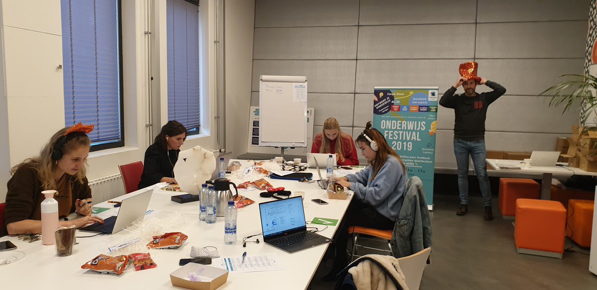 HSLeidenNL's tweet photo. Laatste workshops zijn bijna klaar. In de RedRoom #OWF2020 zitten we klaar voor de radioshow van Piet Hein #festivalnummers #foahlprijs https://t.co/VMytSyiyKl