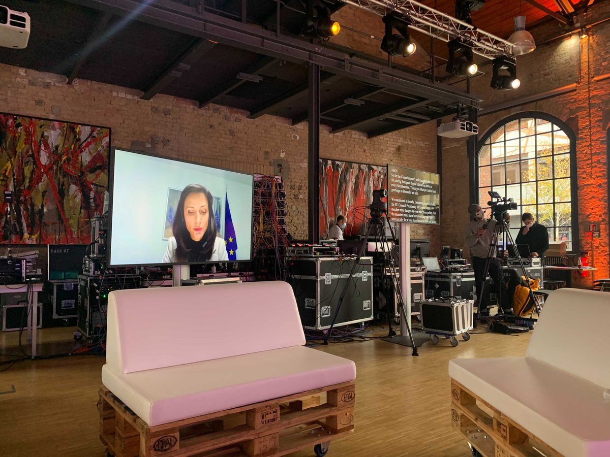 Ojanoschka's tweet image. Special opportunity for transnational collaboration! Nearly 70 #hackathon venues in 40 countries with more than 2.500 participants  re-design the future of education for today&amp;amp;tomorrow. Join the #DigiEduHack Livestream or the @HSFDigital #semesterhack.  
hochschulforumdigitalisierung.de/en/DigiEduHack…