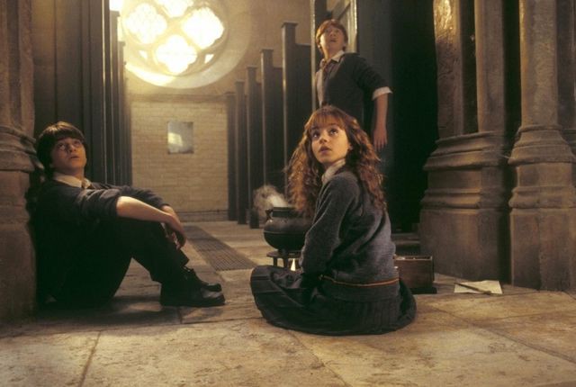 wizardictus's tweet photo. #MWBFunFacts Saat golden trio ingin membuat ramuan polyjuice, mereka mencuri beberapa bahan dari kantor Snape. Untuk mencuri beberapa bahan itu, Ron dan Harry harus membuat kegaduhan di kelas ramuan agar Hermione dapat menyelinap ke kantor Snape https://t.co/PBLs6DKRHC