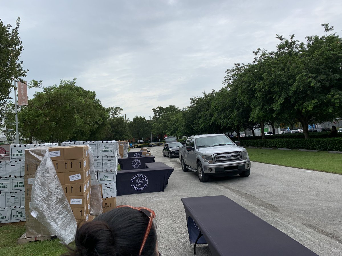 7helpinghands's tweet photo. Awesome time volunteering at another food distribution with the Miami Marlins foundation on an amazing Veterans day morning 💙🤩 https://t.co/gRtlw8ZYfM