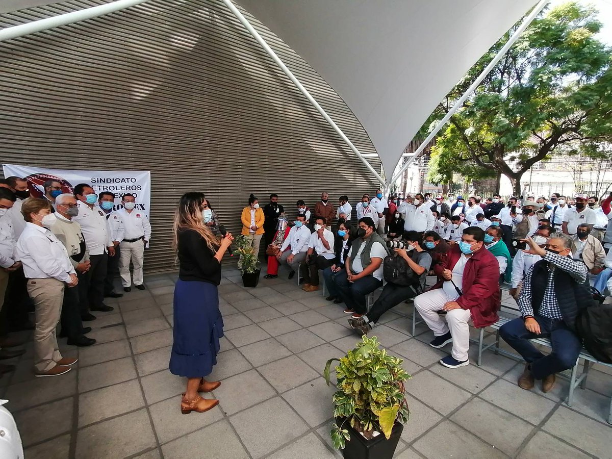 araceli_ocampo_'s tweet photo. El día de hoy he acompañado ante @STPS_mx a trabajadores del nuevo sindicato @PETROMEXoficial. Seguimos firmes para respaldar a gremios democráticos, libres e independientes. En esta #4T estamos haciendo historia con los nuevos derechos laborales. https://t.co/RRBFR0xE9b
