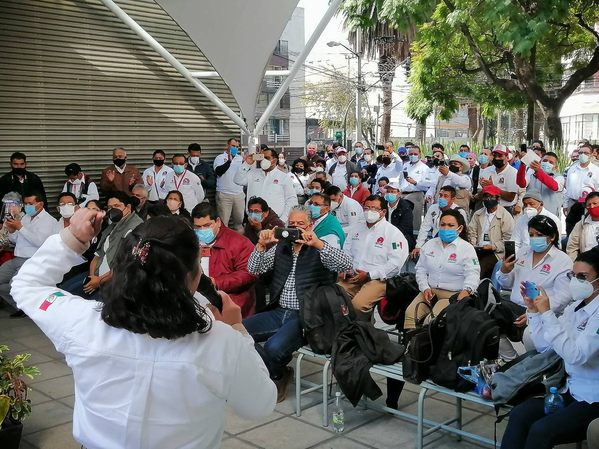 araceli_ocampo_'s tweet photo. El día de hoy he acompañado ante @STPS_mx a trabajadores del nuevo sindicato @PETROMEXoficial. Seguimos firmes para respaldar a gremios democráticos, libres e independientes. En esta #4T estamos haciendo historia con los nuevos derechos laborales. https://t.co/RRBFR0xE9b
