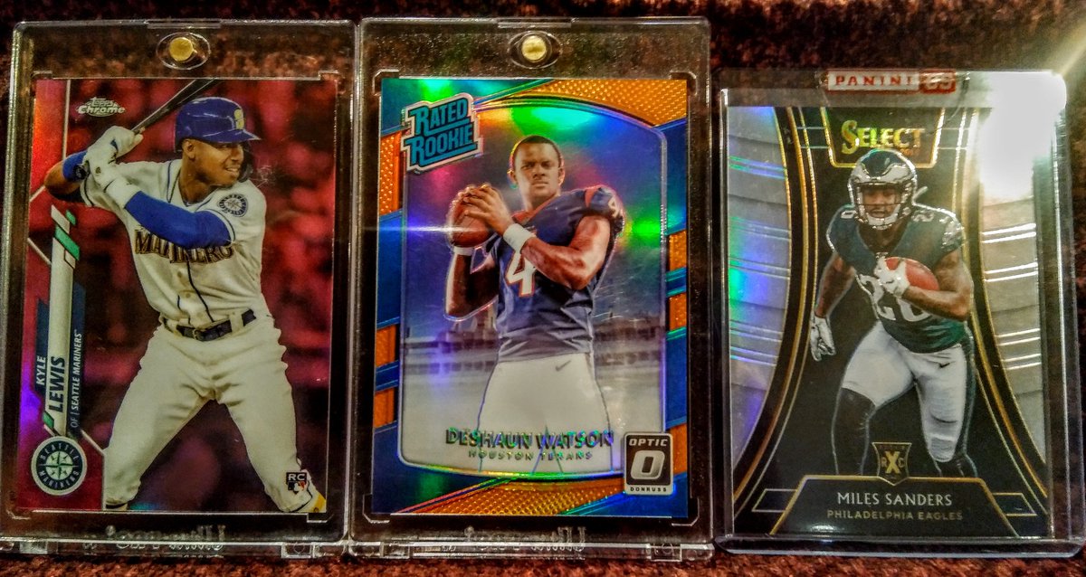 BuffaloInBoston's tweet image. My first RAK giveaway @CardPurchaser 

3 winners and each will randomly be awarded 1 of:
Kyle Lewis Pink Topps Chrome RC
Deshaun Watson Optic RC Orange /199
Miles Sanders Select XRC RC Sealed

Follow if ur not, like and retweet to have a chance. I'll post winners Saturday 5pm