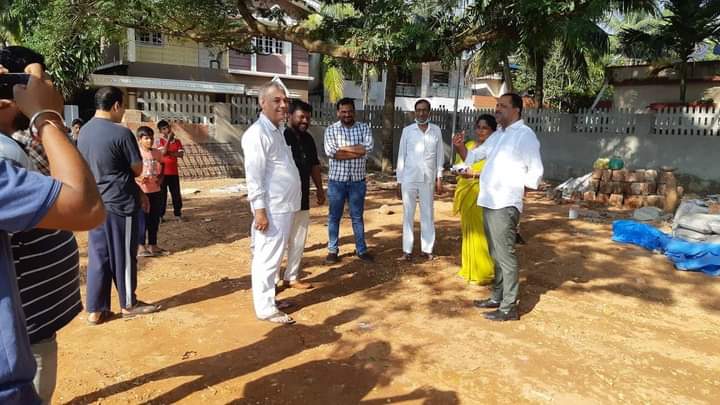 IncMangalore's tweet photo. ಉಳ್ಳಾಲ ಬಿರ್ಲಾ ಕಂಪೌಂಡ್ ಬಳಿ ನಿರ���ಮಾಣವಾಗುತ್ತಿರುವ ಮಹಿಳೆಯರ ಮತ್ತು ಮಕ್ಕಳ ಪಾರ್ಕ್ ಕಾಮಗಾರಿ ಪರಿಶೀಲನೆ ನಡೆಸಿದ ಮಾಜಿ ಸಚಿವರು ಶಾಸಕರಾದ ಯು.ಟಿ ಖಾದರ್ 

@utkhader @INCIndia https://t.co/e2pTkS2Wie