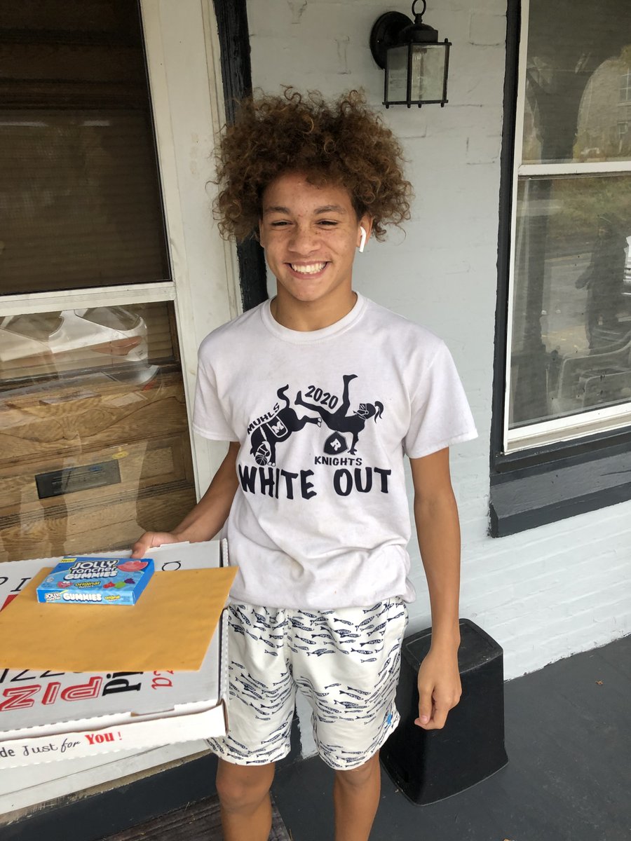MrsValeryWill's tweet photo. Another happy customer!  Keep up the great work, Makih! Thanks again to Pizza Como! #studentofthequarter #pizza #supportsmallbusiness 
@muhlsd @MikeMish10 @eschaeffer76 @owlhoop44 @CareerBurnham @MrsHendel @rock2work https://t.co/0lQiuBCLr3