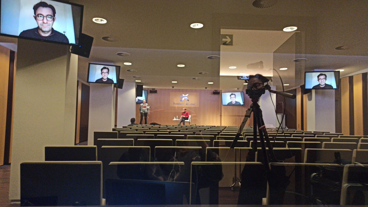 la_minimedia's tweet photo. En aquest nou món, encara es fa estrany veure una sala tan buida amb tantes pantalles. Avui emetem per #streaming el diàleg sobre "piropolítica", a pocs dies de l'aniversari de la mort d'Ernest Lluch #dialogoslluchmacaya  https://t.co/hi6LtlCS17 https://t.co/0ihdNQHdnF