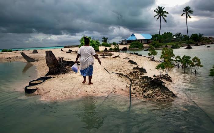 dolcedior__'s tweet photo. Kiribati is a small country in the Pacific and they need our help. Kiribati is the first country to experience the effects of climate change. This small country will be submerged if rising sea levels will continue. #ClimateJusticeNow #ClimateAction https://t.co/KyrNAEUArq