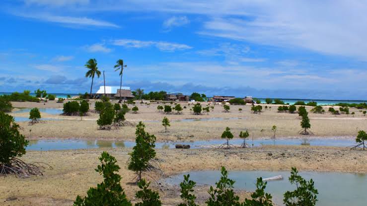 dolcedior__'s tweet photo. Kiribati is a small country in the Pacific and they need our help. Kiribati is the first country to experience the effects of climate change. This small country will be submerged if rising sea levels will continue. #ClimateJusticeNow #ClimateAction https://t.co/KyrNAEUArq
