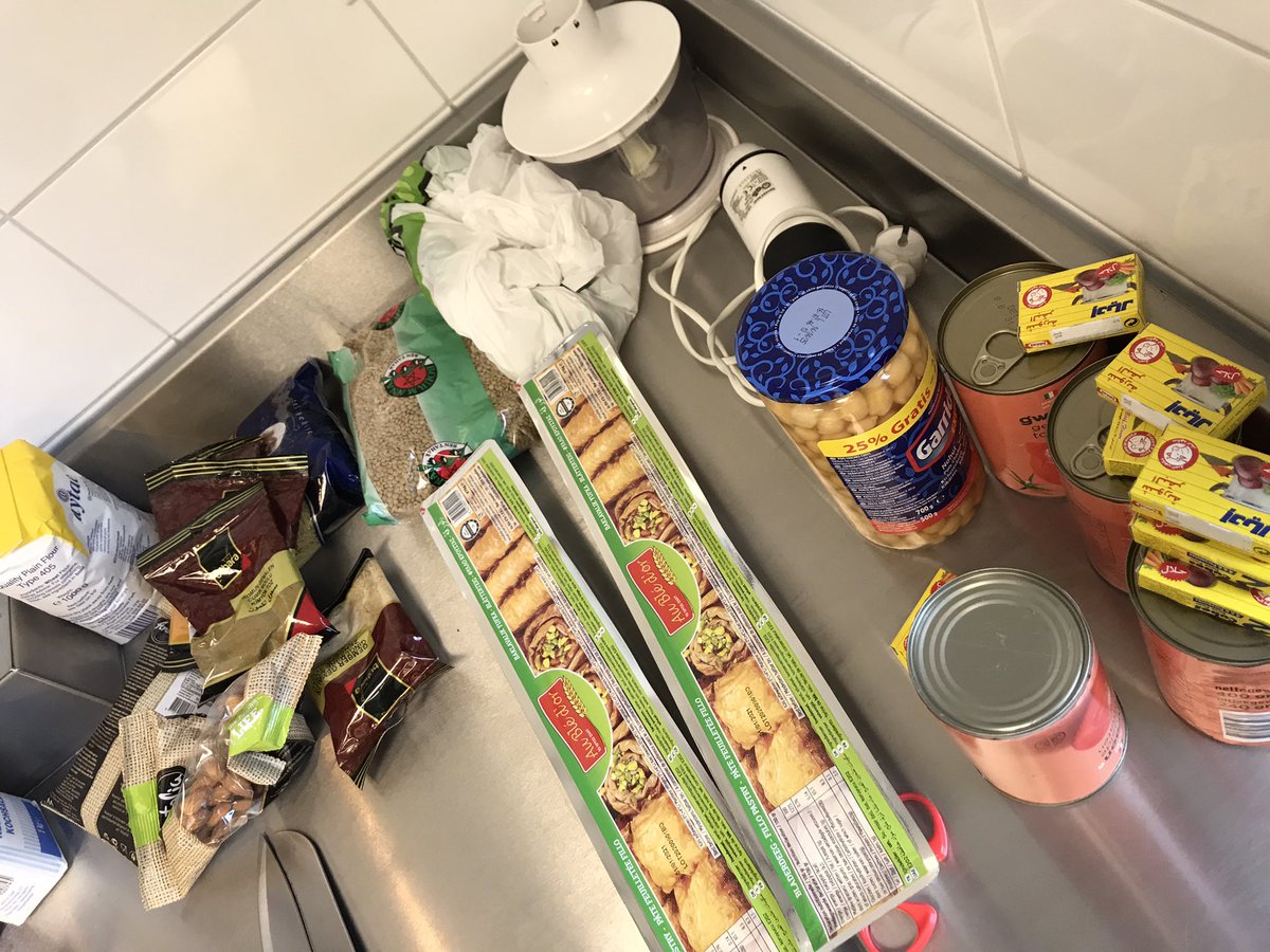 Kopje soep Buur? Wat fijn buurtkok Aziz maakt in ons buurtcentrum in Hoge Weide voor al onze nieuwe buren lekkere Harira To Go 😋 #welkomindewijk #dekrachtvanwijsamen <a href="/dockutrecht/">DOCK Utrecht</a> <a href="/Susanne_DOCK/">Susanne Stokvis</a> <a href="/WBleidscherijn/">Wijkbureau Leidsche Rijn</a>