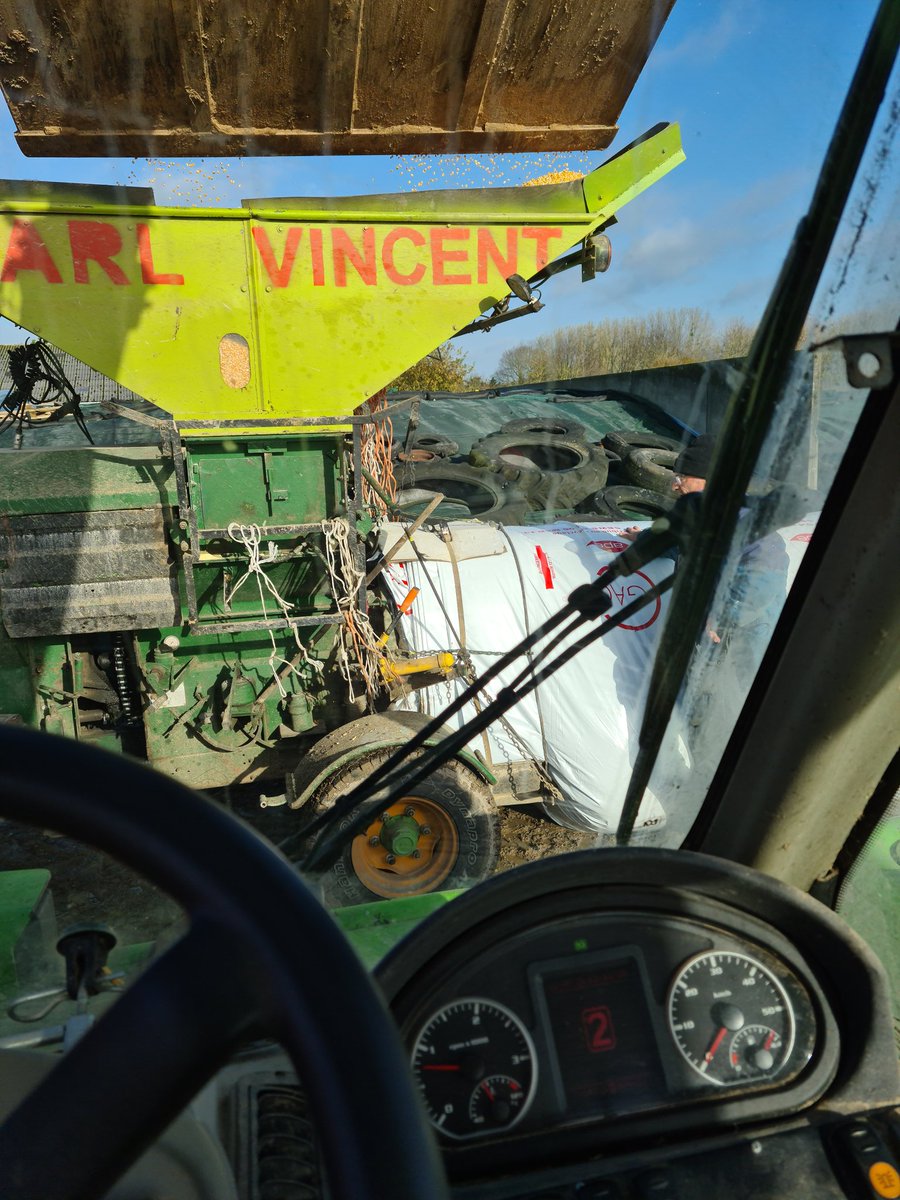 rigben07's tweet photo. Aujourd'hui c'était le battage du maïs grain humide. 
Objectifs:
Concentrés pour les VL
Valorisation de parcelle de moins bonne qualité 
Captage carbone et ↗️ matière organique avec la paille qui reste dans la parcelle 
#cequifondlelait
#sodiaal
#CAP2R
@Agri_Gouv 
@Ecologie_Gouv https://t.co/x0KP8pVASJ