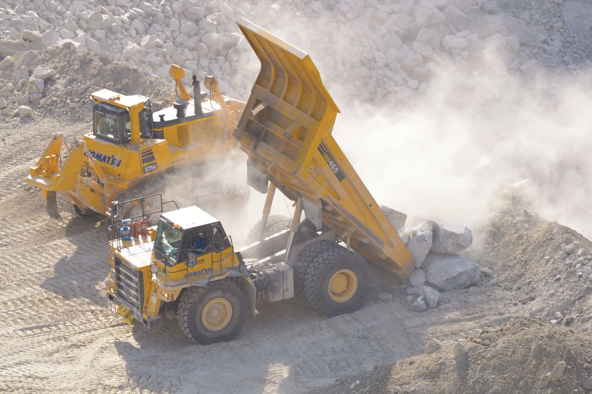 im_mining's tweet photo. Another password free issue! Delve into Nov/Dec IM online for the latest on #flotation; #contractmining; #EPCM; #minelighting; #heapleaching/#SX; #continuouscutting; #drives; #rocktools; #training &amp; #sims as well as reports on @Liebherr &amp; @revathiequipltd https://t.co/9HBhCnoVwz https://t.co/7mIeTzYpuz