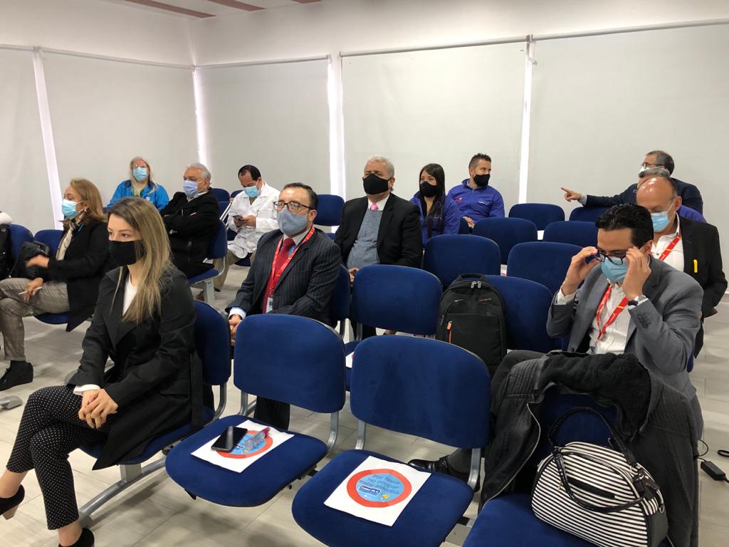 SubRedCentroOri's tweet photo. Nuestro secretario de salud , @AlejandroGL2014, estuvo en la UMHES Victoria 🏥 de la localidad de San Cristóbal, en asistencia técnica con los subgerentes de las cuatro #Subredes de #Bogotá, trabajando por la salud de nuestros ciudadanos. @SectorSalud https://t.co/pWpvoDjocn