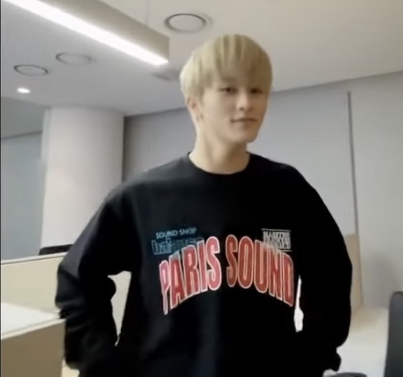 nct_closet_'s tweet image. 💚201023 NCT TIKTOK 마크 옷 정보💚

브랜드: MARITHE FRANCOIS GIRBAUD (마리떼 프랑소와 저버)
제품명: MFG X BALANSA SOUND SWEATSHIRT black
가격: 78000원

레이어 : m.layershop.kr/product/detail…

무신사 : musinsaapp.page.link/BEQR5UMrvDmqoA…

#마크 #MARK #NCT2020 #nct