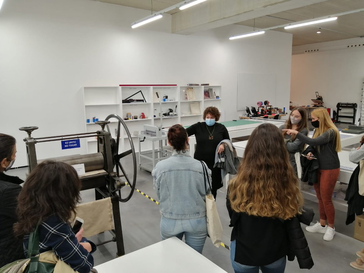 Museo_unav's tweet photo. #MasterInCuratorialStudies
Los alumnos de la tercera promoción del MCS ha realizado esta semana una salida curatorial en la que han visitado el #MuseoDeNavarra (@cultura_na) y el @centrohuarte. Dos recorridos muy enriquecedores guiados por profesionales y artistas #Art https://t.co/ZfOWKHdrKn