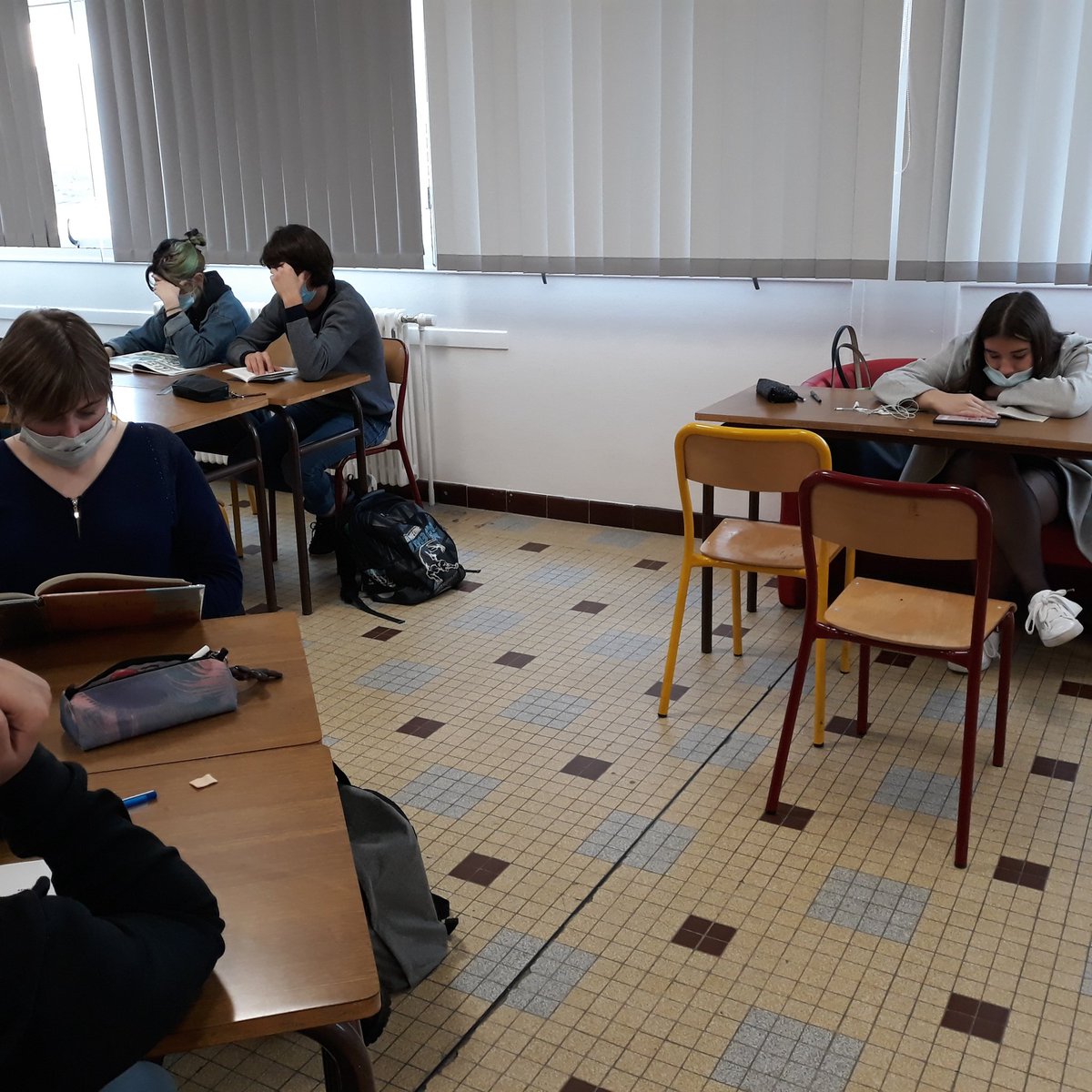 DuchanoisG's tweet photo. C'est beau, non? Tous un #livre à la main #lecturecursive #fabriquerunmarquepage #consolidation des acquis 1CAPBIJ  @LyceeEdgarFaure #compétencesdelecture #argumentation #espritcritique https://t.co/zZwwF9Eww9