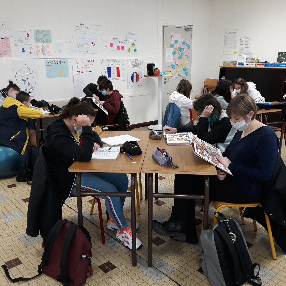 DuchanoisG's tweet photo. C'est beau, non? Tous un #livre à la main #lecturecursive #fabriquerunmarquepage #consolidation des acquis 1CAPBIJ  @LyceeEdgarFaure #compétencesdelecture #argumentation #espritcritique https://t.co/zZwwF9Eww9