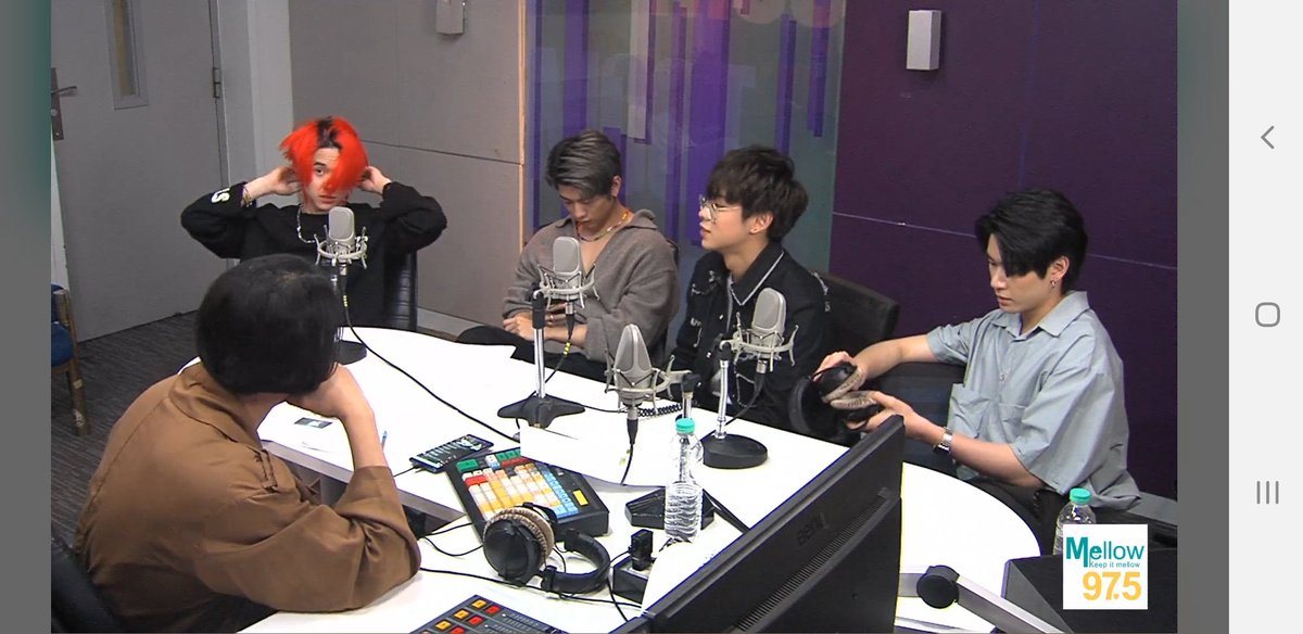 CrabbyHannarong's tweet photo. ปวดท้องเพราะหัวเราะ 4 หนุ่มนี้ตั้ง 2ชั่วโมง..ขอบคุณนะที่ทำคืนนี้ของเราให้ดีขึ้น..😘😘

#mellow975xTRINITY
#SongAbout
#Mellow975
#Trinity_TNT
#JamyJamess #PorscheSivakorn #JackieJackrin #ThirdLapat #จมจ https://t.co/qGDqkKSHru