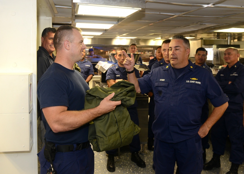 USCGPA's tweet photo. #ICYMI-- Prior Service #IraqWar veteran, Lonnie Taber, continues his career of #aviation in the #USCG as an AMT on the Coast Guard Cutter Kimball (WMSL-756). Read more about his journey to the skies on our newsroom!
https://t.co/t3vW9UUFIh https://t.co/l02w4DXCZ0