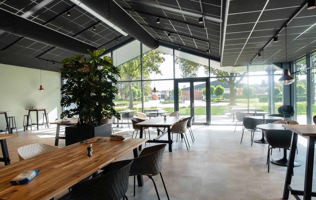 Een #werkplek met een unieke uitstraling. Dat is het nieuwe #kantoor van Bertels B.V. 🌱 
 
Voor Bertels’ nieuwe onderkomen hebben wij veel #maatwerk #interieur items ontworpen, geproduceerd en geplaatst.
#bedrijfsrestaurant #interieurbouw #cialonainteriors #kantoorinrichting