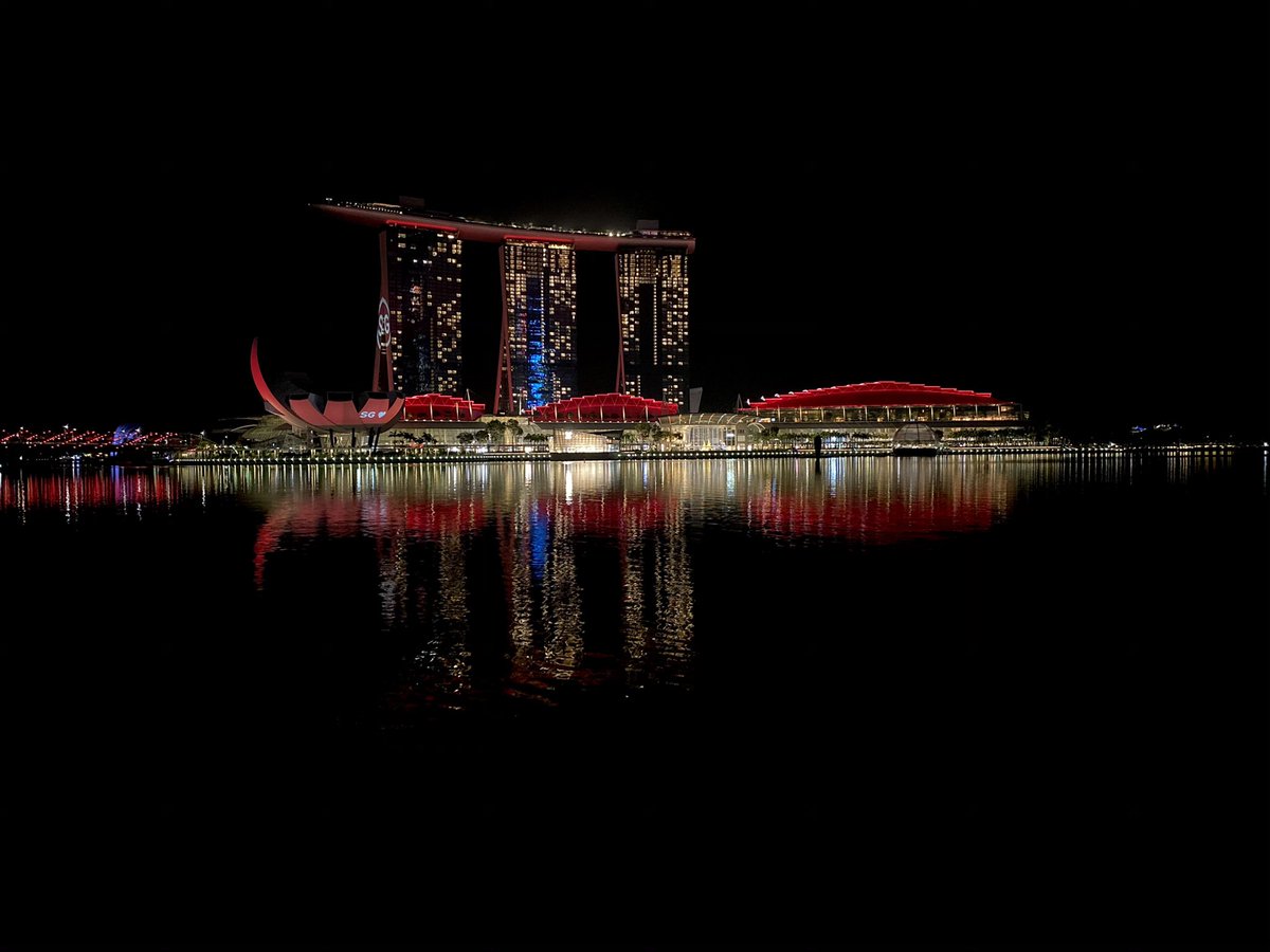 zzhafranzz's tweet photo. Being unable to Travel overseas makes me appreciate my homeland. Beautiful skyline &amp; night lights. 🇸🇬 #Singapore #MarinaBaySands #Skyline #night https://t.co/21WdcYuo1r