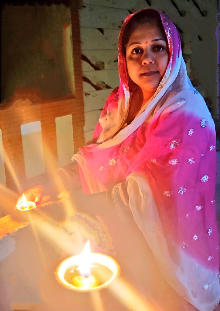 nidhisinghal_18's tweet photo. आइए मिलकर "उम्मीद का दीया 🪔 जलाएं"।
#UmeedKaDiya
#DiyaForHope
#DiyaForHumanity
#DiyaForOneness
@AmritaDhawan1 @DelhiPMC @Ch_AnilKumarINC @sushmitadevinc @shaminaaaa https://t.co/TwBY48fUcF