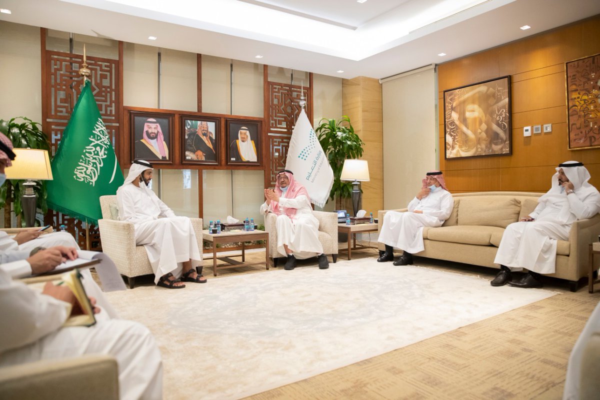 moe_gov_sa's tweet photo. سفير دولة الإمارات يشيد بتجربة المملكة في التعليم عن بُعد خلال لقائه #وزير_التعليم
https://t.co/nnwbI2BtpN https://t.co/LjzOxY0D9Q