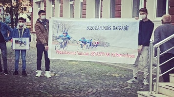 bisiklet___'s tweet photo. 📌  Samsun’un 19 Mayıs ilçesinde 17 yaşındaki bisiklet sürücüsüne motosikletle çarparak ölümüne neden olan tutuklu sanık, telekonferansla katıldığı mahkeme tarafından tutuksuz yargılanmak üzere serbest bırakıldı. 
.
📌 25 Haziran akşamı Kumcağız Mahallesi Suat Kılıç Bulvarı'nda++ https://t.co/xw3QWJVf1W