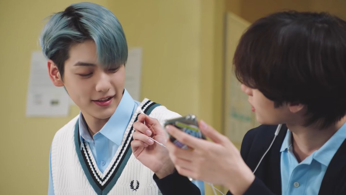 soogyumedia's tweet photo. earphones that we shared in secret 🎧 https://t.co/ipEZeiSzyI