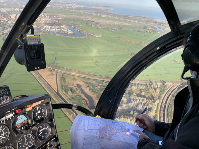 Het is belangrijk dat het water in sloten en vaarten goed kan doorstromen. Daarom controleren we in november ons gehele gebied. Dat heet de #schouw.
🚁 Naast te voet of met de auto gebruiken we hiervoor ook de #helikopter. En dat levert ook nog eens prachtige plaatjes op 🤩