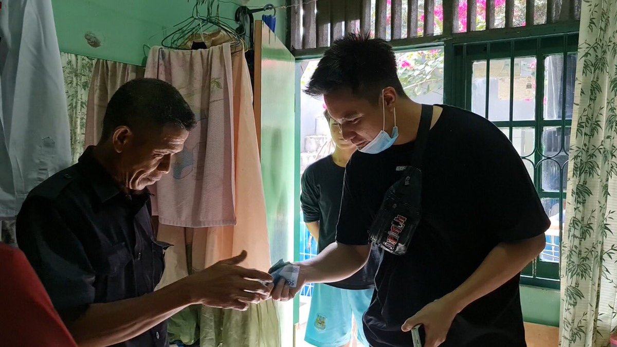 TRANS7's tweet photo. Air mata jatuh dari seorang Ayah dan Ibu, beriringan dengan datangnya rejeki dari yang Maha Kuasa lewat tayangan Tok Tok Wow 🙏🏻
#IndonesiaGiveaway51 https://t.co/sx73epKuW1