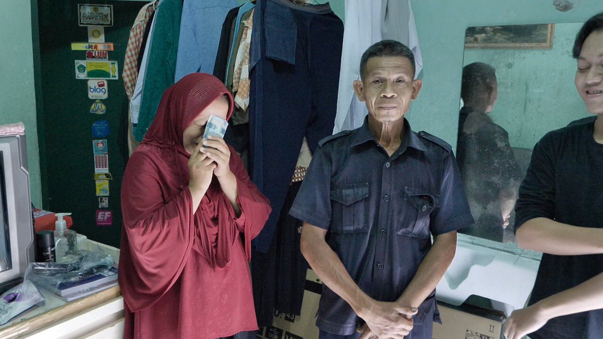 TRANS7's tweet photo. Air mata jatuh dari seorang Ayah dan Ibu, beriringan dengan datangnya rejeki dari yang Maha Kuasa lewat tayangan Tok Tok Wow 🙏🏻
#IndonesiaGiveaway51 https://t.co/sx73epKuW1