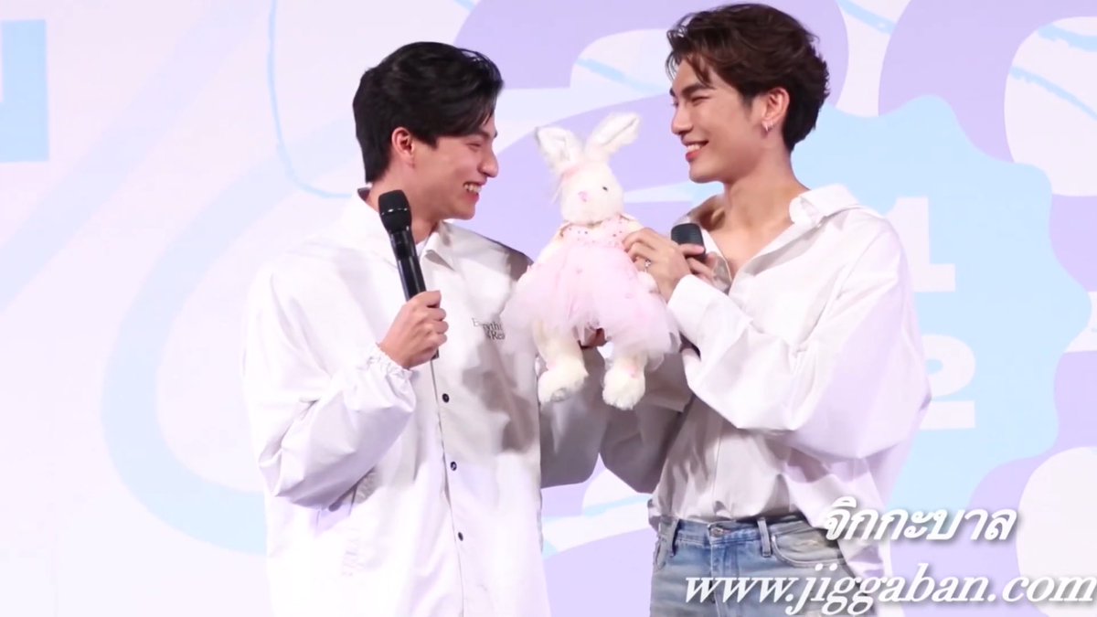 MewracleKiss's tweet photo. I’m impressed at what PMew did today😳Like
-How he chose to walk from front door w/ parade,just like what a groom does on wedding day
-How his team wore in set,holding sweetest signs firmly from start-stage
&amp;how he never forget about bunny,replying his love in front of us again👍 https://t.co/leL5KfimQ7