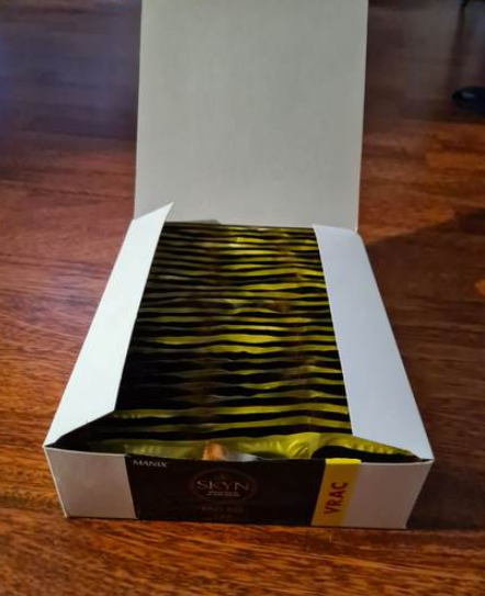 Dealabs's tweet image. C'est plutôt bien foutu car c'est pas totalement en vrac, ça arrive dans une boite où les préservatifs sont en ptits paquets de 6. 
Pratique quand tu pars en week-end, ou pour en laisser dans les "endroits stratégiques" (dans la boite à gants, au bureau...)