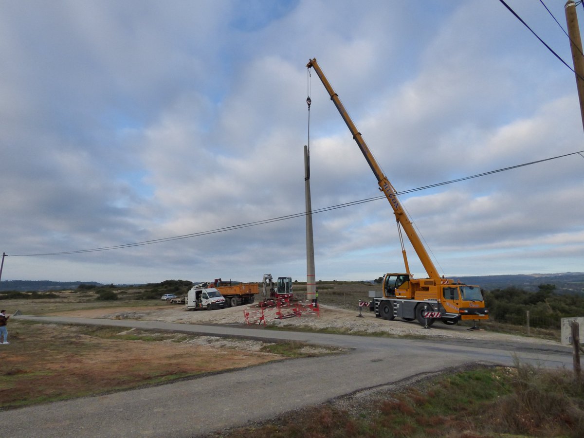 Alsatis_Reseaux's tweet photo. Nos équipes ont immortalisé ce levé de poteau 🚧à Montolieu dans l'Aude en prévision de l’ouverture du futur réseau THD Radio pour @SYADEN_11. ✨

#numerique #reseaux #technologie https://t.co/nrNDyKyQBH