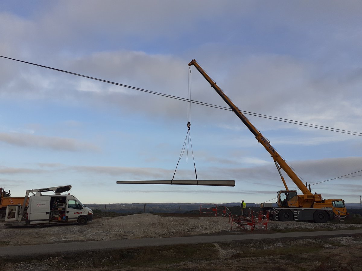 Alsatis_Reseaux's tweet photo. Nos équipes ont immortalisé ce levé de poteau 🚧à Montolieu dans l'Aude en prévision de l’ouverture du futur réseau THD Radio pour @SYADEN_11. ✨

#numerique #reseaux #technologie https://t.co/nrNDyKyQBH